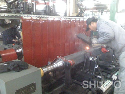 在富華車橋工作中的車橋焊接機(jī) 在富華車橋工作中的車橋焊接機(jī)